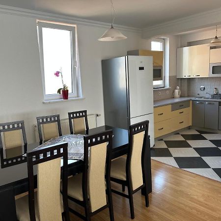 Spacious 3-Bedroom Condo Next To City Center プリシュティナ エクステリア 写真