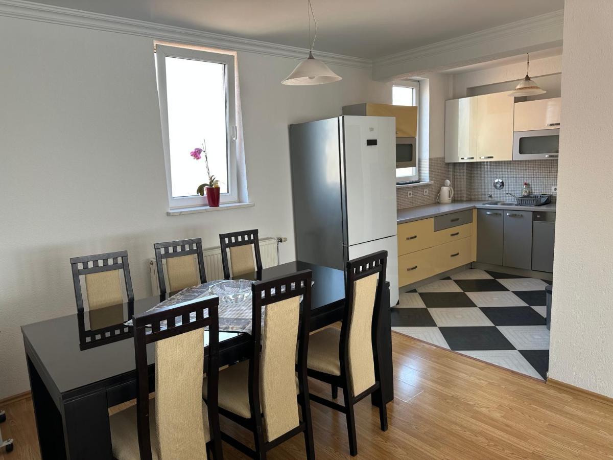 Spacious 3-Bedroom Condo Next To City Center プリシュティナ エクステリア 写真