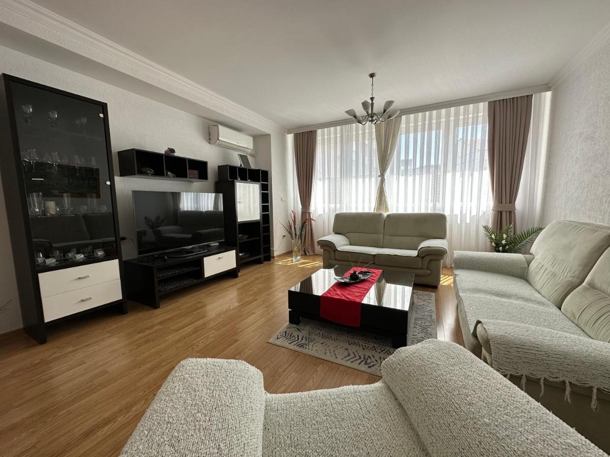 Spacious 3-Bedroom Condo Next To City Center プリシュティナ エクステリア 写真