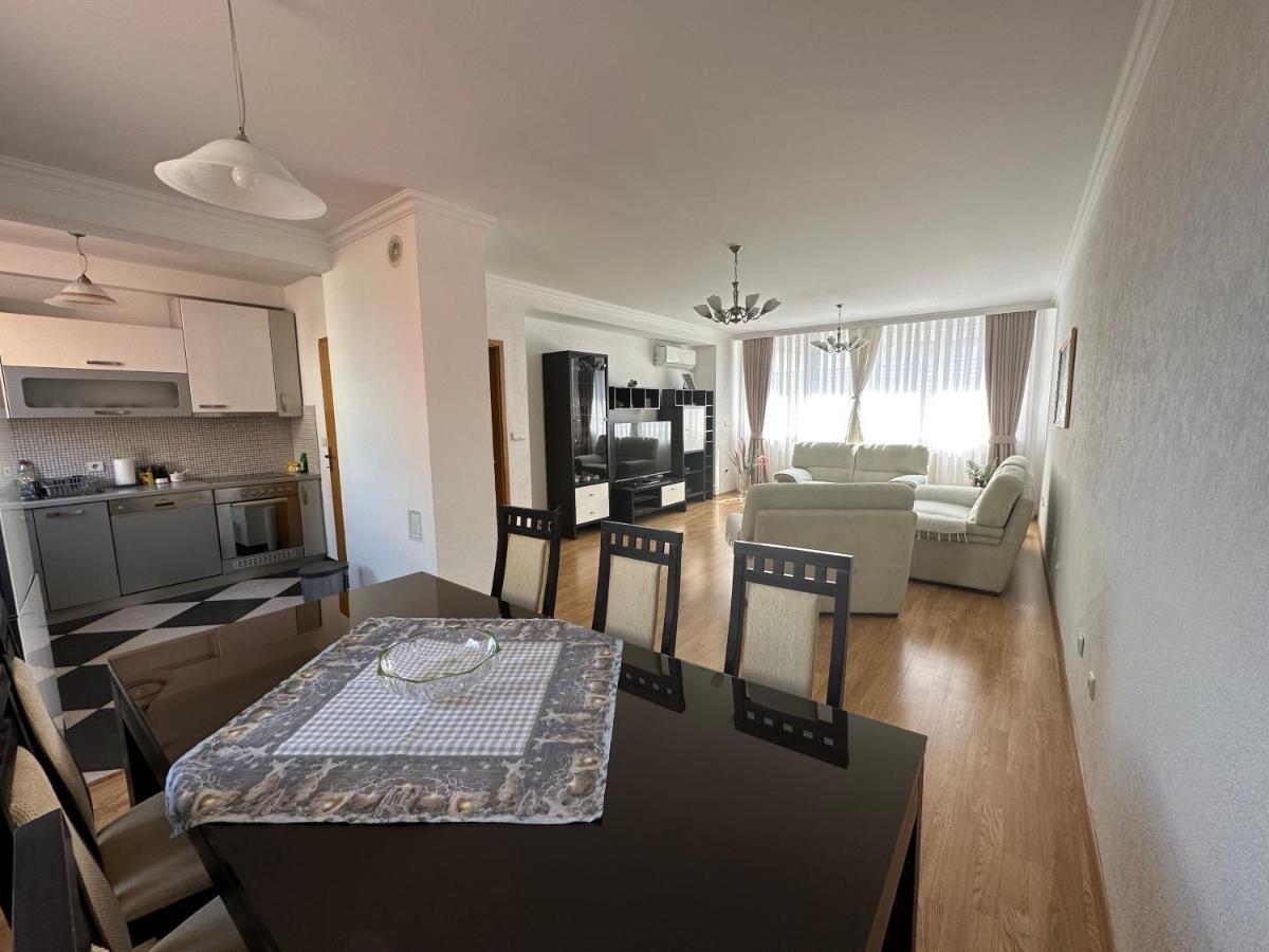 Spacious 3-Bedroom Condo Next To City Center プリシュティナ エクステリア 写真