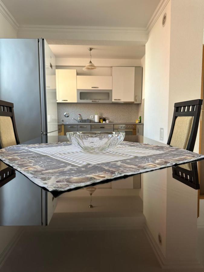 Spacious 3-Bedroom Condo Next To City Center プリシュティナ エクステリア 写真