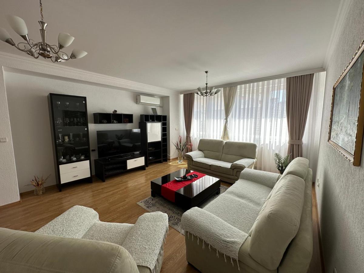 Spacious 3-Bedroom Condo Next To City Center プリシュティナ エクステリア 写真