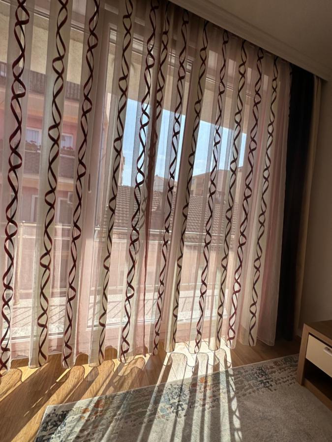 Spacious 3-Bedroom Condo Next To City Center プリシュティナ エクステリア 写真