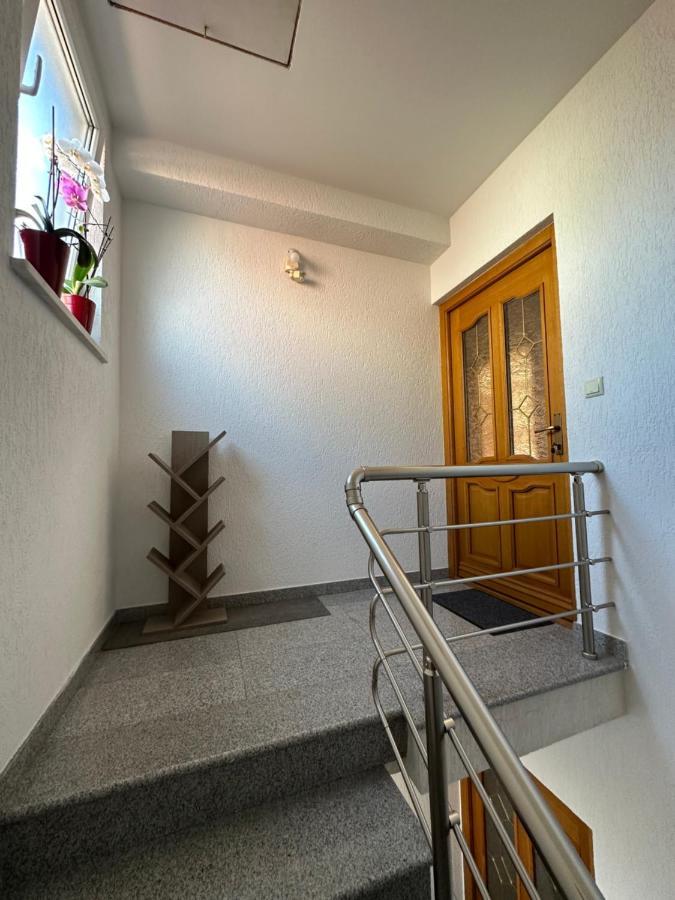 Spacious 3-Bedroom Condo Next To City Center プリシュティナ エクステリア 写真