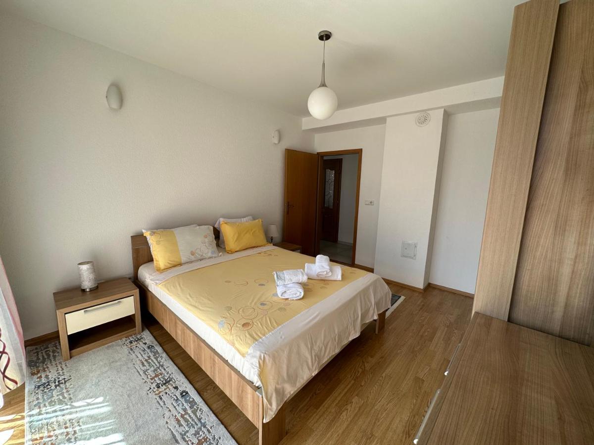 Spacious 3-Bedroom Condo Next To City Center プリシュティナ エクステリア 写真