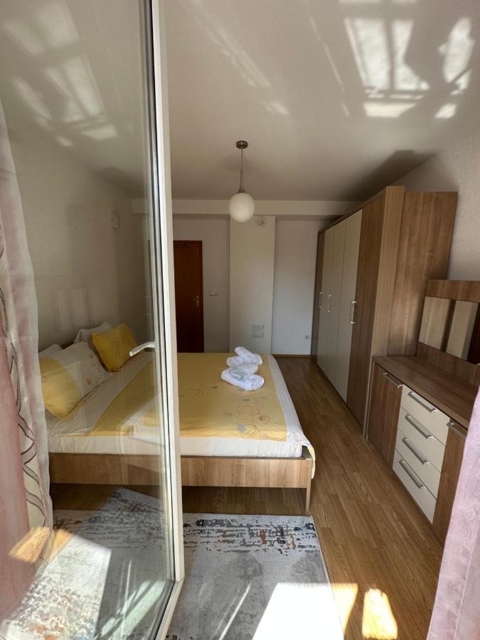 Spacious 3-Bedroom Condo Next To City Center プリシュティナ エクステリア 写真