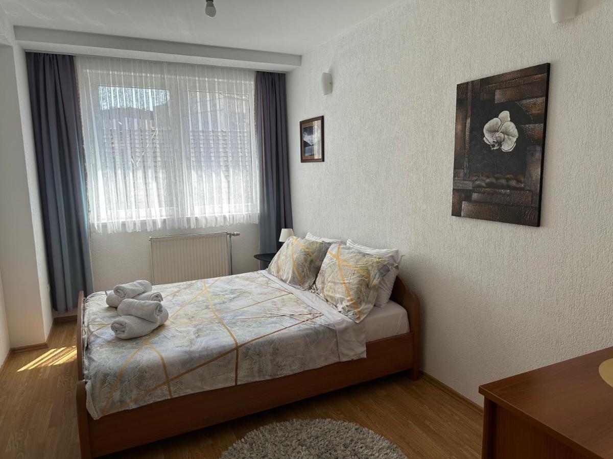 Spacious 3-Bedroom Condo Next To City Center プリシュティナ エクステリア 写真