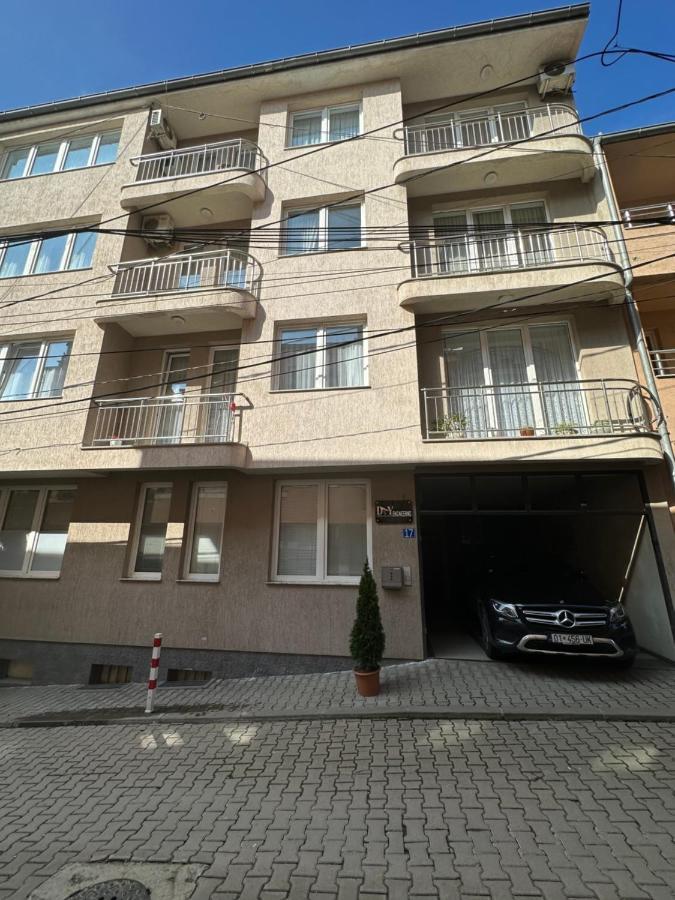 Spacious 3-Bedroom Condo Next To City Center プリシュティナ エクステリア 写真