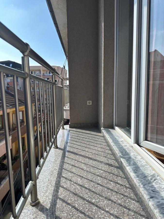 Spacious 3-Bedroom Condo Next To City Center プリシュティナ エクステリア 写真