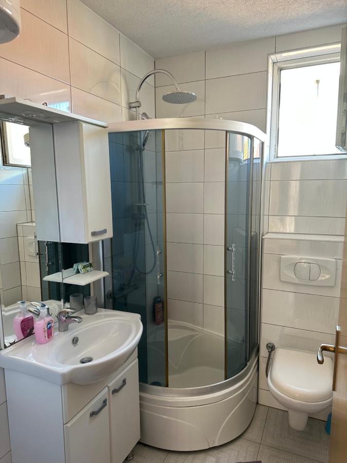 Spacious 3-Bedroom Condo Next To City Center プリシュティナ エクステリア 写真