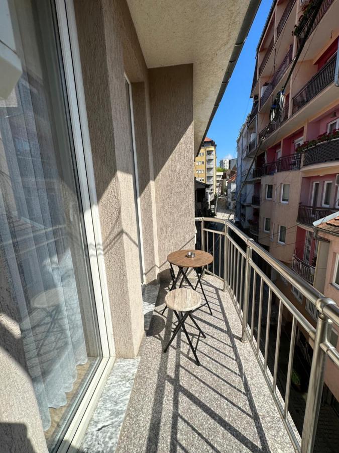 Spacious 3-Bedroom Condo Next To City Center プリシュティナ エクステリア 写真