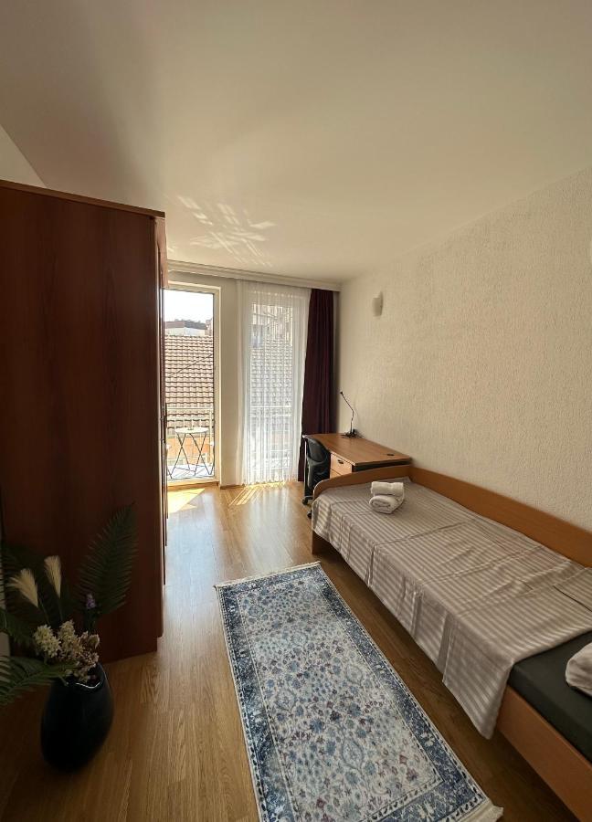 Spacious 3-Bedroom Condo Next To City Center プリシュティナ エクステリア 写真