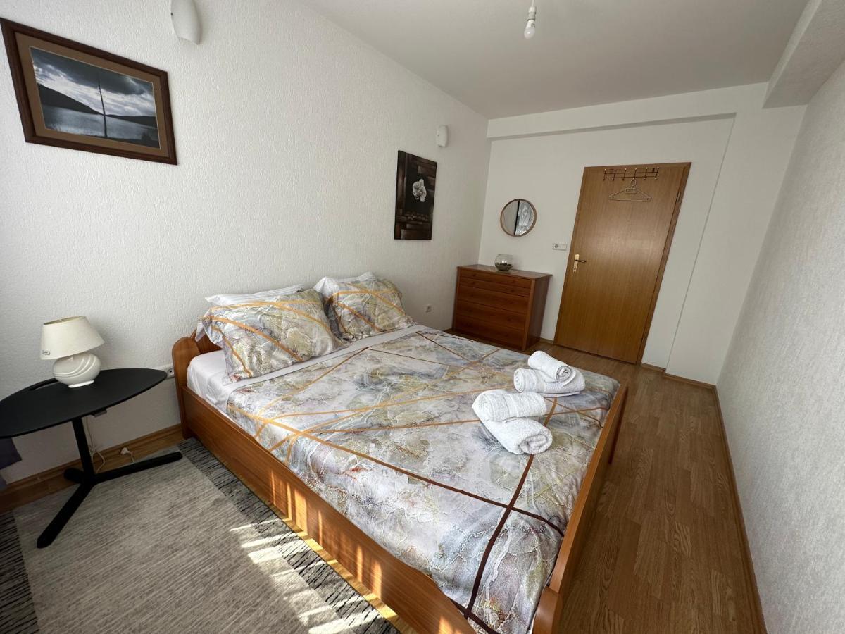 Spacious 3-Bedroom Condo Next To City Center プリシュティナ エクステリア 写真