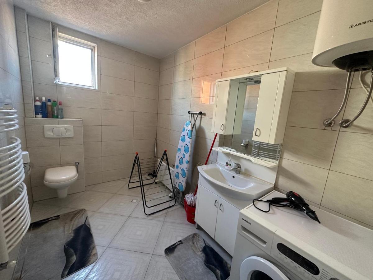 Spacious 3-Bedroom Condo Next To City Center プリシュティナ エクステリア 写真