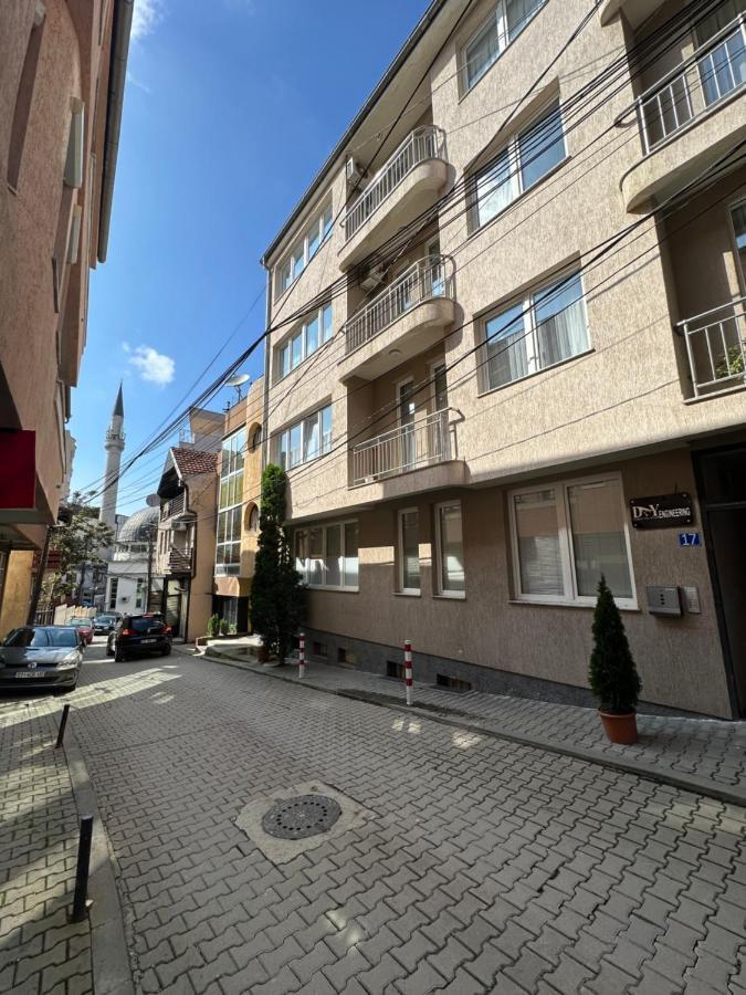 Spacious 3-Bedroom Condo Next To City Center プリシュティナ エクステリア 写真